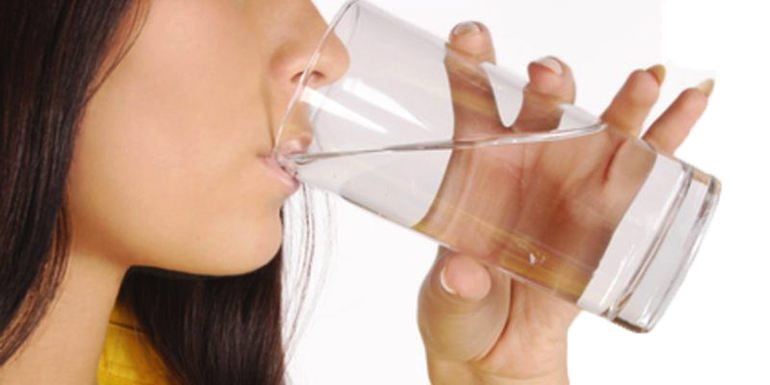 Пить воду после икоты рекомендуют по нескольким причинам