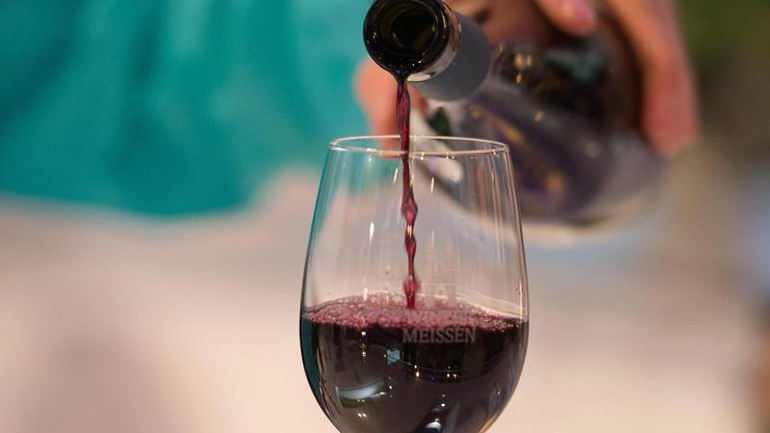 Красное вино понижает или повышает давление